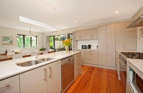 Britannia Heights House | 'Commodore' - Modern with Panoramic Sea Views!