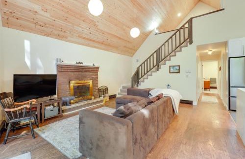 Albrightsville House | Community Beach Access Modern Poconos Cabin!