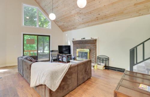 Albrightsville House | Community Beach Access Modern Poconos Cabin!
