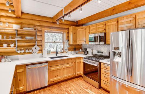 Pine Mountain Club House | Community Pool Modern Cabin in Pine Mountain Club