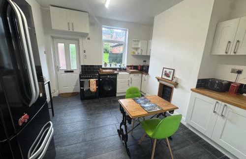 Chesterfield Apartment | Commuters Getaway
