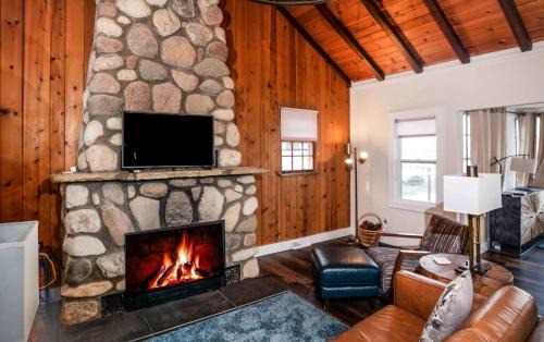Lake Geneva House | Como Cabin - Action Packed 4 BDR with Guest Home