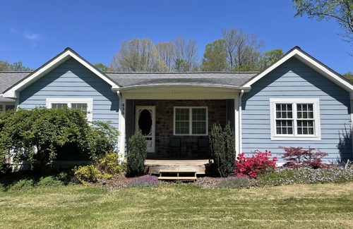 Butler House | Compass Rose: Orient yourself! 3 bedroom peaceful retreat on the lake