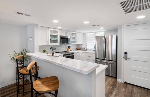 Kahaluu Bay Condo | 🏖️Complete Remodel | Ocean & Mountain Views | Concierge | Walk to Magic Sands