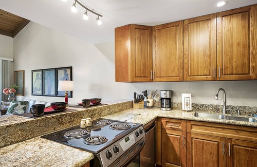 Historic Kailua Village Condo | Completely redecorated Aug. 2019 1 block to beach, free wi-fi, parking, and AC