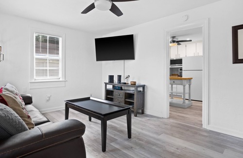 Disston Heights House | Completely Refinished Home Fresh 2 bedroom 5 miles from downtown and the beach