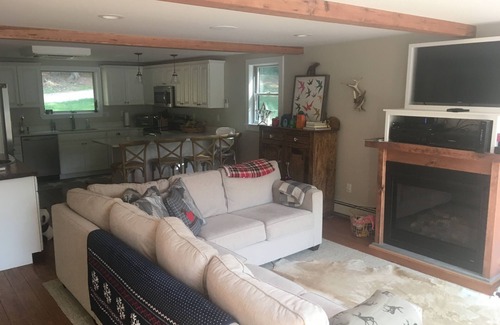 Ludlow House | Completely Renovated Lakefront Getaway