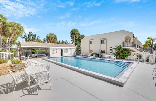 Iona Condo | Completely Renovated 2 bed, 5 Star Condo. Pool and Tennis Close to the Beach