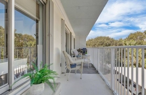 Central Beach Condo | Completely updated condo in perfect location 2 blocks to beach and Ocean Drive