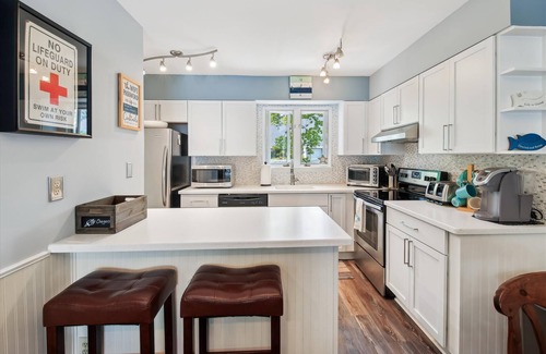 Bethany Beach House | Complimentary activities, a $300 WEEKLY value! Bright and pretty second floor 3-bedroom, 2 bath Sea Colony unit