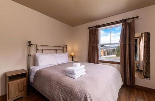 Petite-Riviere-Saint-Francois Apartment | Condo 120H - Nature Retreat with River Views
