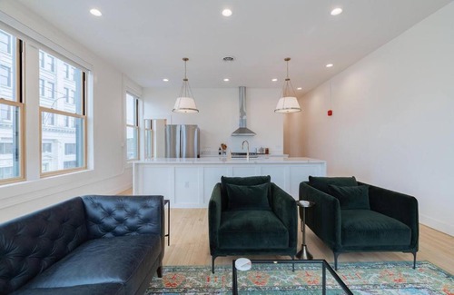 Van Buren House | 'condo A' Gallery Suite - Downtown Marion