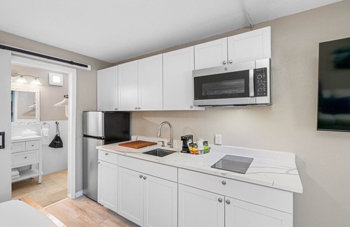 Trailer Estates Condo | Condo at the Bay with kitchenette, opt-in continental breakfast, queen&sofa bed