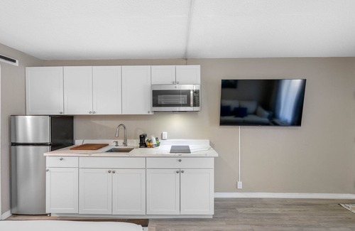 Trailer Estates Condo | Condo at the Bay with kitchenette, opt-in continental breakfast, queen&sofa bed