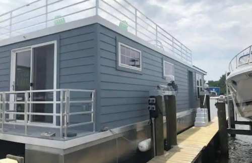 Annapolis Boat Rental | Condo Houseboat
