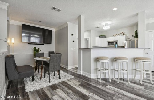 Biloxi Condo | Condo in great location! 2BR, 2BA, sleeps 6, playground, 2 pools, hot tubs, gym.