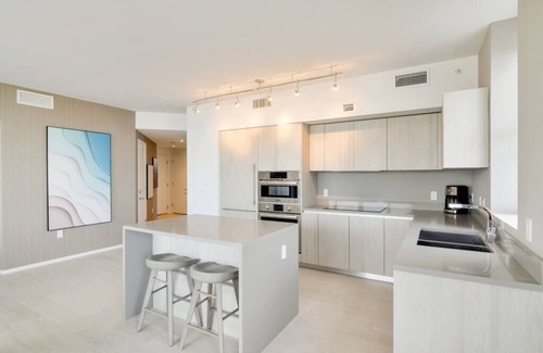 Hollywood South Central Beach Apartment | Condo in Hollywood Beach 3-2