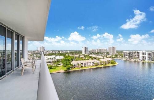 Hollywood South Central Beach Apartment | Condo in Hollywood Beach 3-2