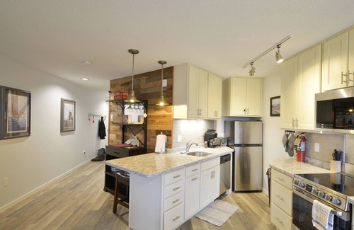 Bayfield Condo | Condo Just Steps from the Lake with Fireplace