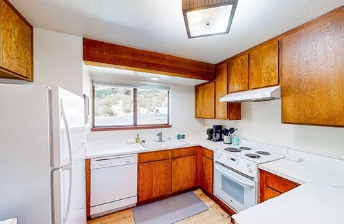 Lakeshore Condo | Condo near lake & skiing with on-site pool, hot tub, & sauna