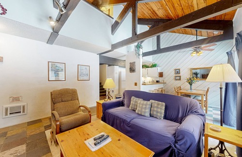 Majestic Pines Condo | Condo near the lifts & golf with access to a pool & hot tub