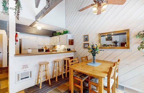 Majestic Pines Condo | Condo near the lifts & golf with access to a pool & hot tub