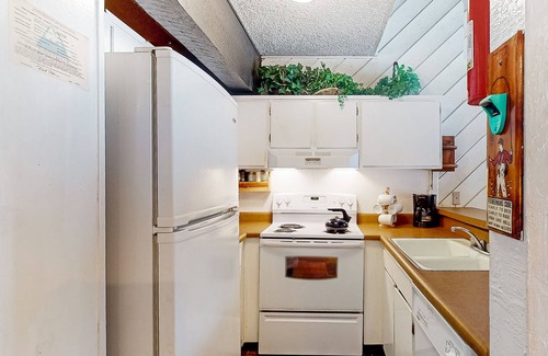 Majestic Pines Condo | Condo near the lifts & golf with access to a pool & hot tub