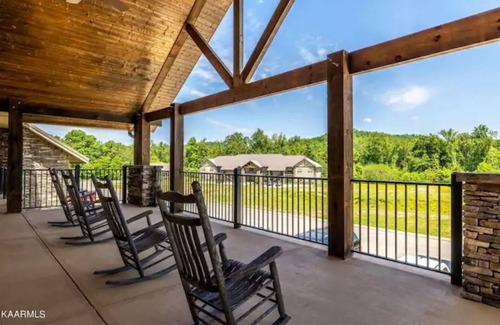 Townsend Condo | Condo nestled in the Smokies with pool!