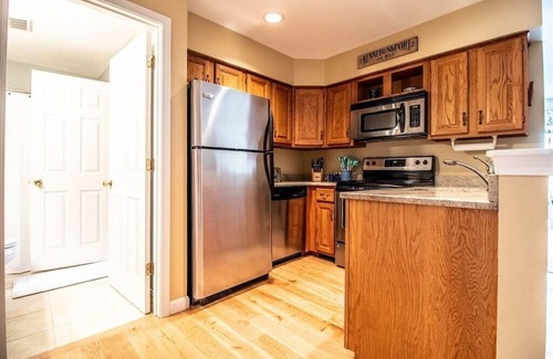 Kennebunkport Condo | Condo on Arlington -Ocean views from the roof top!