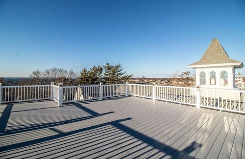 Kennebunkport Condo | Condo on Arlington -Ocean views from the roof top!