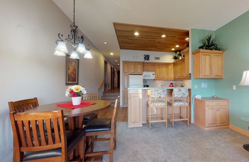 Chelan Condo | Condo on the Lake with Mountain Views, Shared Pool and Hot Tub, and Tons More