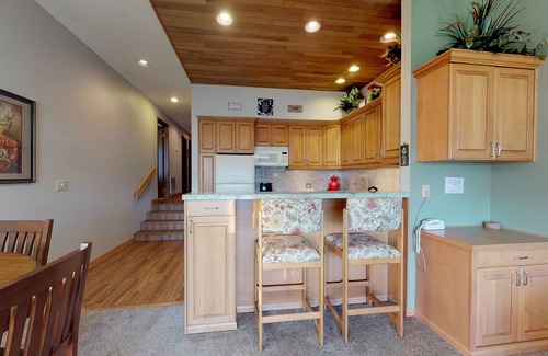Chelan Condo | Condo on the Lake with Mountain Views, Shared Pool and Hot Tub, and Tons More