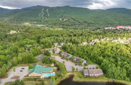 Lincoln Apartment | Condo on the Pond! Hot Tub &Pool & AC