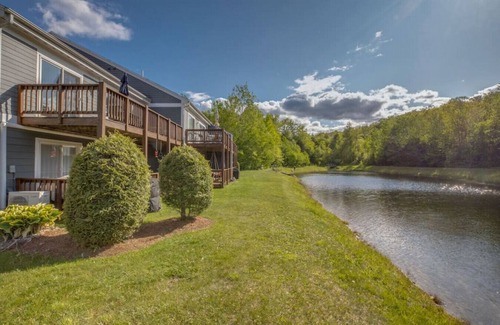 Lincoln Apartment | Condo on the Pond! Hot Tub &Pool & AC