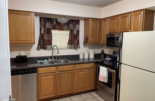 Hot Springs Condo | Condo only 1/4 a mile to Oaklawn Park and 2 miles to Historic Downtown.