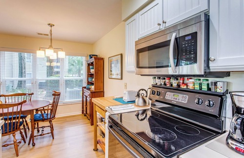 Sea Trail Condo | Condo w/Golf Course Views < 1 Mi to Sunset Beach!