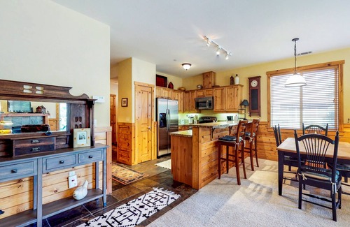 Truckee Condo | Condo with access to shared pool, sauna & gym - close to golf & lake