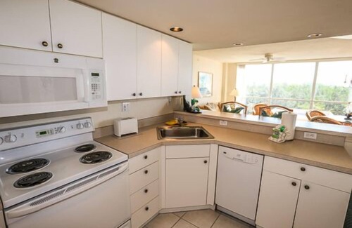 Fort Myers Beach Condo | Condo with Balcony Dining, Resort Pool, Restaurant and Gym