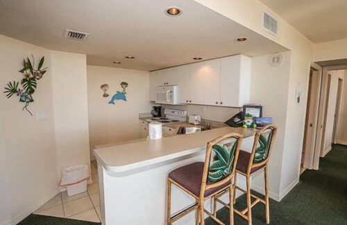 Fort Myers Beach Condo | Condo with Balcony Dining, Resort Pool, Restaurant and Gym