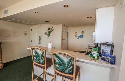 Fort Myers Beach Condo | Condo with Balcony Dining, Resort Pool, Restaurant and Gym