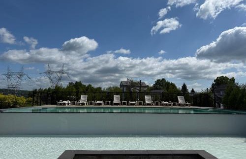Beaupre Apartment | Condos Vacances MSA 2CH - incluant piscine et spas extérieurs OUVERTS À L'ANNÉE!