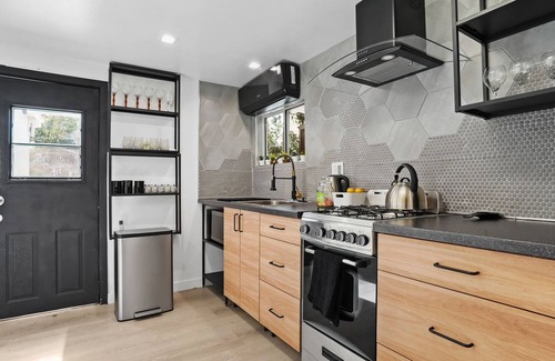 Thousand Oaks House | Conejo Oaks Lovely 2BR Guesthouse with Backyard