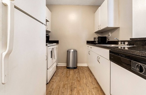 Ludlam Apartment | CONGRATS! You’ve found a large2BR apt w/high-end appliances in a prime location!
