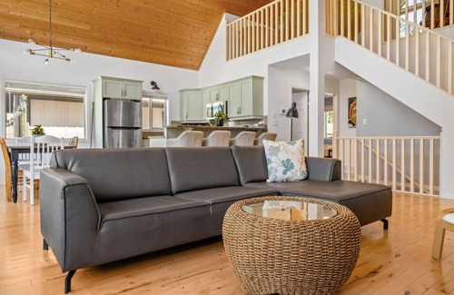 East Kootenay House | Conifer Cottage | Hot Tub | Peaceful | Foosball