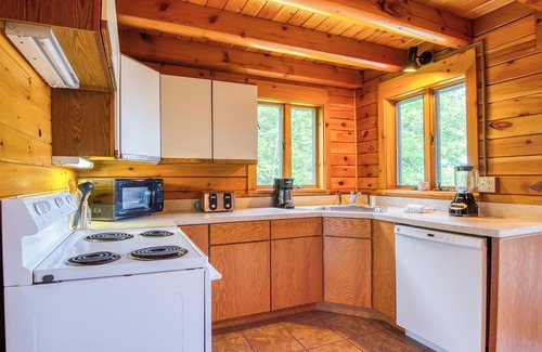 Rangeley House | 🐾Connaughton - Private log home along the South Shore of Rangeley Lake, dog friendly