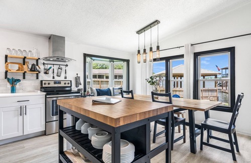 Willis House | Conroe Lakefront Retreat w/boat dock, kayaks, games, wave runner & boat lift
