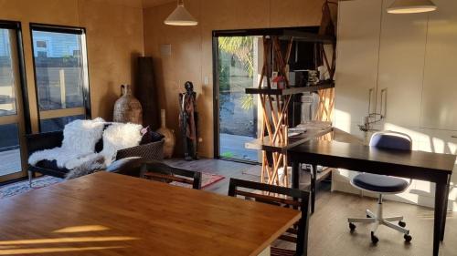 Mangere Bridge Apartment | Container Cottage Auckland Airport