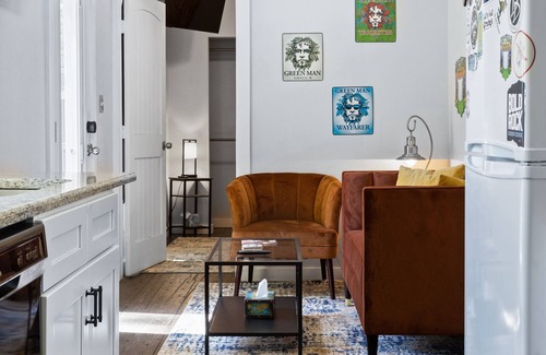 Hendersonville House | Container Home w/a Fenced Yard