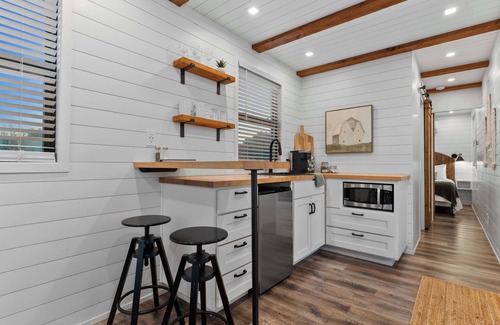 Waco House | Container home with rooftop views and pickleball-The Meadows