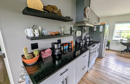 Warne House | Contemporary 2-bedroom Bungalow with Sunsets, Wildlife, Southwestern Gardens